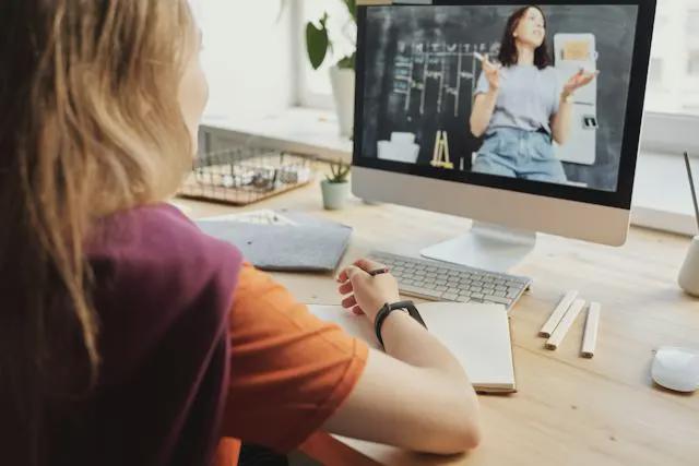 Estudante assistindo uma aula online